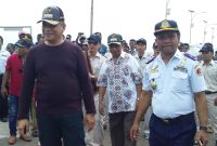 Kepala Dinas Perhubungan Kabupaten Sikka Wilhelmus Sirilus mendampingi Bupati Sikka di Pelabuhan Penyeberangan Feri Kewapante beberapa waktu lalu