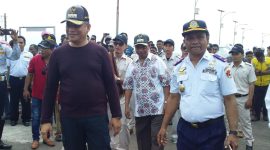 Kepala Dinas Perhubungan Kabupaten Sikka Wilhelmus Sirilus mendampingi Bupati Sikka di Pelabuhan Penyeberangan Feri Kewapante beberapa waktu lalu