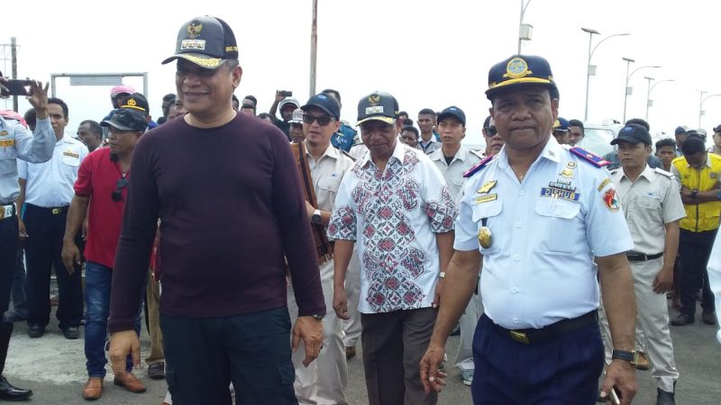 Kepala Dinas Perhubungan Kabupaten Sikka Wilhelmus Sirilus mendampingi Bupati Sikka di Pelabuhan Penyeberangan Feri Kewapante beberapa waktu lalu