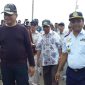 Kepala Dinas Perhubungan Kabupaten Sikka Wilhelmus Sirilus mendampingi Bupati Sikka di Pelabuhan Penyeberangan Feri Kewapante beberapa waktu lalu