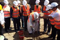 Uskup Maumere (tunduk) sedang melakukan peletakan batu pertama Pembangunan IGDRSUD TC Hillers Maumere, Rabu (10/7)
