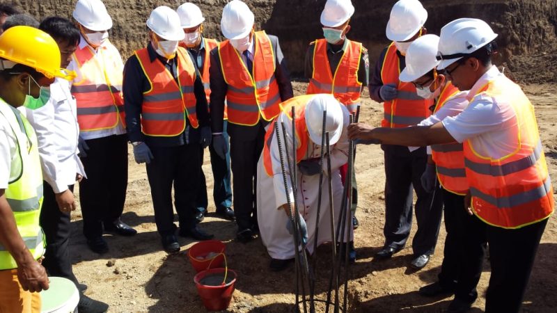 Uskup Maumere (tunduk) sedang melakukan peletakan batu pertama Pembangunan IGDRSUD TC Hillers Maumere, Rabu (10/7)