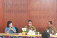 Wakil Direksi UD Fajar Sherly Elisabeth Lomi sedang memberikan penjelasan tekait rencana ekspor komoditi di di Aula Setda Kantor Bupati Sikka, Senin (15/7)