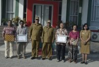 Bupati dan Wakil Bupati Sikka pose bersama dua pasangan suami istri yang menjadi keluarga inspirasi, Senin (15/7)