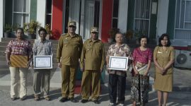 Bupati dan Wakil Bupati Sikka pose bersama dua pasangan suami istri yang menjadi keluarga inspirasi, Senin (15/7)