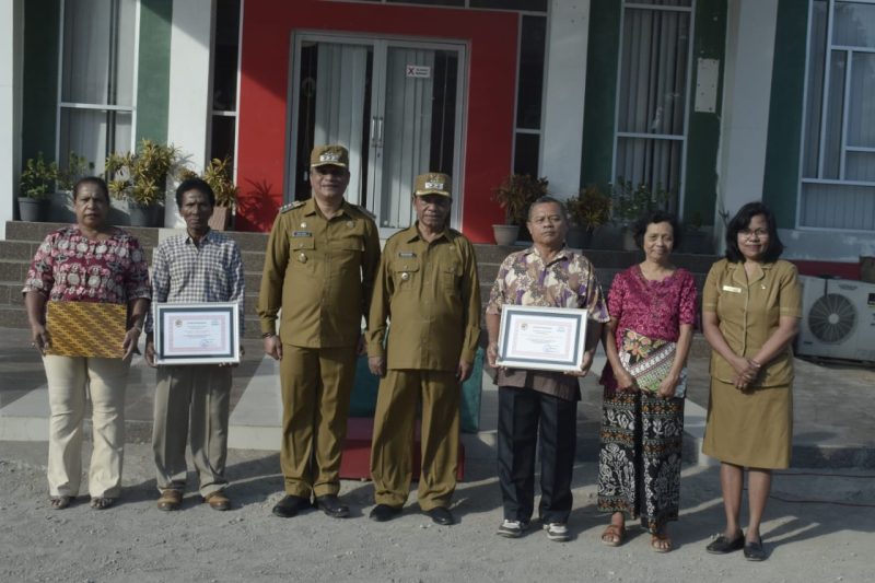 Bupati dan Wakil Bupati Sikka pose bersama dua pasangan suami istri yang menjadi keluarga inspirasi, Senin (15/7)