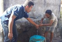 Petugas bantu vaksinasi Laurentius Jefri Kila sedang membersihkan luka gigitan anjing pada bagian jari tangan kiri, Kamis (18/7)