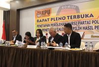 Komisioner KPU Sikka pada Rapat Pleno Terbuka Penetapan Perolehan Kursi dan Calon Terpilih di Aula Hotel Go Maumere, Senin (22/7)
