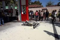 Bangkai Suzuki Thunder yang terbakar di SPBU Waipare, Selasa (23/7)