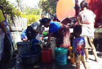 Warga Dusun Halat Desa Nele Barat mendapat layanan gratis air bersih dari BPBD Sikka, Senin (29/7)