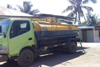 Mobil tangki sedang menyalurkan air bersih di rumah warga di Desa Nele Barat Kecamatan Nele, Senin (29/7)