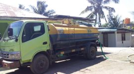 Mobil tangki sedang menyalurkan air bersih di rumah warga di Desa Nele Barat Kecamatan Nele, Senin (29/7)