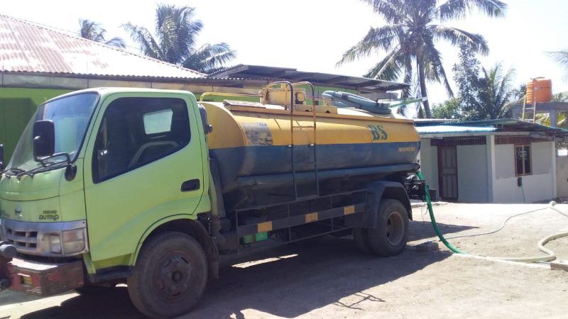 Mobil tangki sedang menyalurkan air bersih di rumah warga di Desa Nele Barat Kecamatan Nele, Senin (29/7)