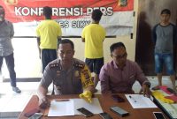 Kapolres Sikka AKBP Rickson Situmorang sedang memberikan keterangan pers terkait kasus pengeroyokan yang berujung maut, Selasa (30/7) di Mapolres Sikka