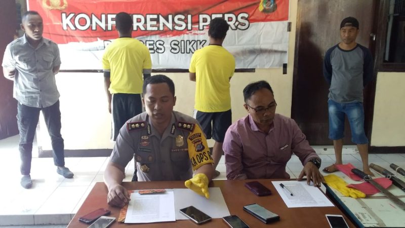 Kapolres Sikka AKBP Rickson Situmorang sedang memberikan keterangan pers terkait kasus pengeroyokan yang berujung maut, Selasa (30/7) di Mapolres Sikka