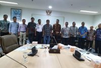 Bupati Sikka Fransiskus Roberto Diogo dan Kepala Dinas Perhubungan Wilhelmus Sirilus pose bersama sejumlah pejabat usai pertemuan di Kantor BPH Migas, Jumat (19/7)