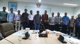 Bupati Sikka Fransiskus Roberto Diogo dan Kepala Dinas Perhubungan Wilhelmus Sirilus pose bersama sejumlah pejabat usai pertemuan di Kantor BPH Migas, Jumat (19/7)