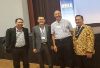 Direktur Utama BPJS Kesehatan Fachmi Idris (kedua dari kiri) pose bersama Presiden IHEA David Nishai (ketiga dari kiri) pada IHEA Congress di Basel Swiss, Selasa (16/7)