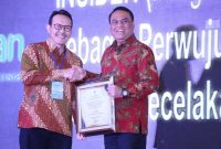 Direktur Utama BPJS Kesehatan Fachmi Idirs (kiri) menyerahkan penghargaan dari Menteri Pendayagunaan Aparatur Negara dan Reformasi Birokrasi Syafruddin di Semarang, Kamis (18/7)