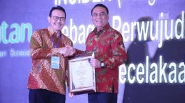 Direktur Utama BPJS Kesehatan Fachmi Idirs (kiri) menyerahkan penghargaan dari Menteri Pendayagunaan Aparatur Negara dan Reformasi Birokrasi Syafruddin di Semarang, Kamis (18/7)