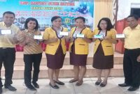 Kayawan Kopdut Sube Huter di Kabupaten Sikka sedang menunjukkan aplikasi Mobile JKN melalhu handphone mereka