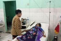 Sofia Sombo ketika berada di rumah sakit, dikunjungi staf BPJS Kesehatan Cabang Maumere, beberapa waktu lalu