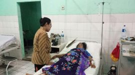 Sofia Sombo ketika berada di rumah sakit, dikunjungi staf BPJS Kesehatan Cabang Maumere, beberapa waktu lalu