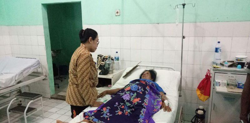 Sofia Sombo ketika berada di rumah sakit, dikunjungi staf BPJS Kesehatan Cabang Maumere, beberapa waktu lalu