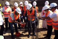 Bupati Sikka Fransiskus Roberto Diogo (baju birum ledua dari kiri) saat peletakkan batu pertama Proyek Pembangunan Instalasi Gawat Darurat (IGD) RSUD TC Hillers Maumere, Rabu (10/7)