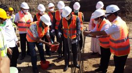 Bupati Sikka Fransiskus Roberto Diogo (baju birum ledua dari kiri) saat peletakkan batu pertama Proyek Pembangunan Instalasi Gawat Darurat (IGD) RSUD TC Hillers Maumere, Rabu (10/7)