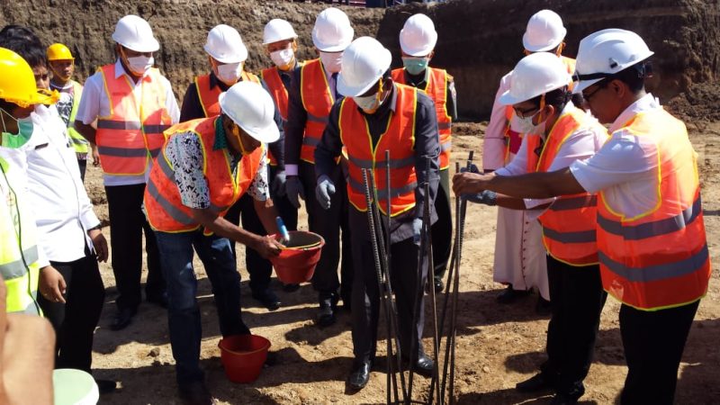 Bupati Sikka Fransiskus Roberto Diogo (baju birum ledua dari kiri) saat peletakkan batu pertama Proyek Pembangunan Instalasi Gawat Darurat (IGD) RSUD TC Hillers Maumere, Rabu (10/7)