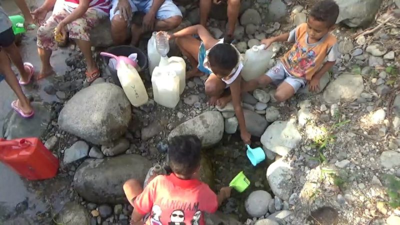 Anak-anak kecil di Desa Bhera Kecamatan Mego mengambil air  kubangan di bantaran sungai, Jumat (26/7)