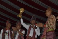 Gubernur NTT Viktor Bungtilu Laiskodat mengangkat Piala Bergilir ETMC pada acara pembukaan di Lapangan Umum Betun, Jumat (5/7)