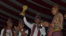 Gubernur NTT Viktor Bungtilu Laiskodat mengangkat Piala Bergilir ETMC pada acara pembukaan di Lapangan Umum Betun, Jumat (5/7)