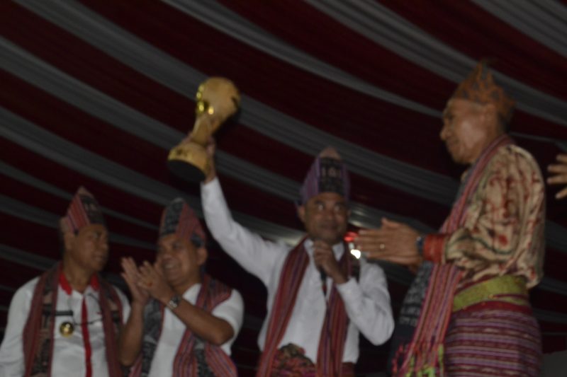 Gubernur NTT Viktor Bungtilu Laiskodat mengangkat Piala Bergilir ETMC pada acara pembukaan di Lapangan Umum Betun, Jumat (5/7)