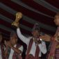 Gubernur NTT Viktor Bungtilu Laiskodat mengangkat Piala Bergilir ETMC pada acara pembukaan di Lapangan Umum Betun, Jumat (5/7)