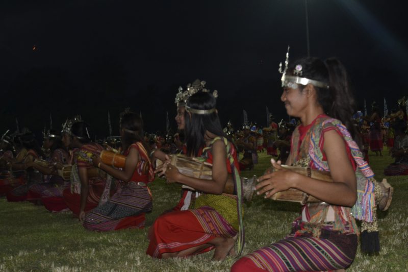 Para penari likurai saat gladibersih di Lapangan Umum Betun, Rabu (3/7)