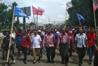 Alexander Longginus berjalan kaki mendaftarkan diri sebagai Calon Bupati Sikka pada Pemilihan Bupati dan Wakil Bupati Sikka Tahun 2018, beberapa waktu lalu