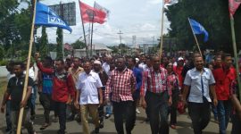 Alexander Longginus berjalan kaki mendaftarkan diri sebagai Calon Bupati Sikka pada Pemilihan Bupati dan Wakil Bupati Sikka Tahun 2018, beberapa waktu lalu