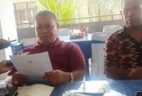 Siflan Angi memberikan keterangan pers kepada wartawan di Hotel Pelita Maumere, Kamis (25/7)