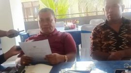 Siflan Angi memberikan keterangan pers kepada wartawan di Hotel Pelita Maumere, Kamis (25/7)