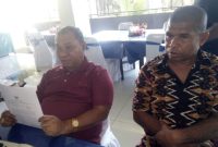 Stefanus Roy Rening mendamping kliannya Siflan Angi saat memberikan keterangan kepada wartawan di Hotel Pelita Maumere, Kamis (25/7)