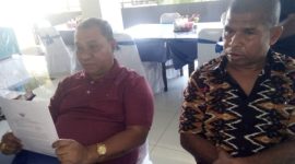 Stefanus Roy Rening mendamping kliannya Siflan Angi saat memberikan keterangan kepada wartawan di Hotel Pelita Maumere, Kamis (25/7)
