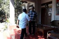 Mantan Bupati Sikka Alex Longginus menerima kunjungan mantan Bupati Sikka Yoseph Ansar Rera, Selasa (6/8)