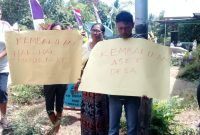Suasana aksi damai warga masyarakat di Kantor BPD Nele Urung, Selasa (27/8)
