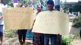 Suasana aksi damai warga masyarakat di Kantor BPD Nele Urung, Selasa (27/8)