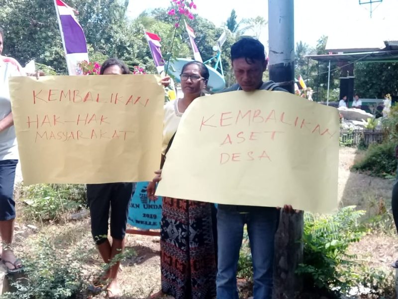 Suasana aksi damai warga masyarakat di Kantor BPD Nele Urung, Selasa (27/8)