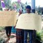 Suasana aksi damai warga masyarakat di Kantor BPD Nele Urung, Selasa (27/8)