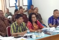 Kepala Dinas Pemdes Sikka Robertus Ray bersama Sekretaris Dinas Pemdes saat rapat bersama Pansus I DPRD Sikka di Ruang Komisi II DPRD Sikka beberapa waktu lalu