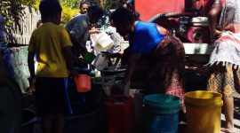 BPBD Sikka melayani air bersih bagi warga mayarakat di Desa Nele Barat Kecamatan Nele beberapa waktu lalu